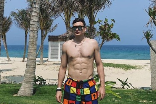 Van Lam khoe than hinh chuan trong chuyen du lich cung ban gai hinh anh