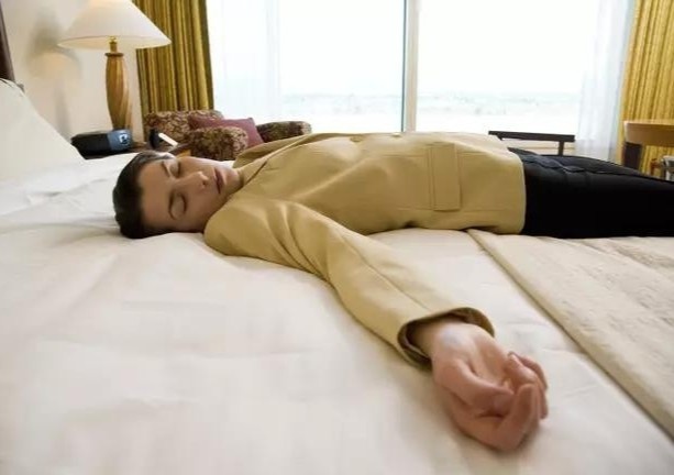 Nhan hon 1.800 USD chi de nam ngu hinh anh