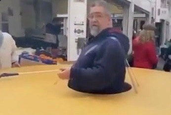 Deo vong go khong lo de 'ngan' tiep xuc nhieu nguoi hinh anh