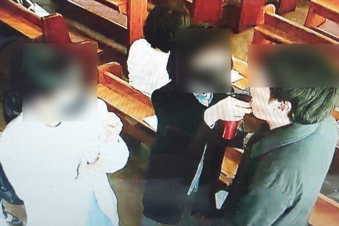 Nha tho xit nuoc muoi vao mieng tin do lam 46 nguoi nhiem benh hinh anh