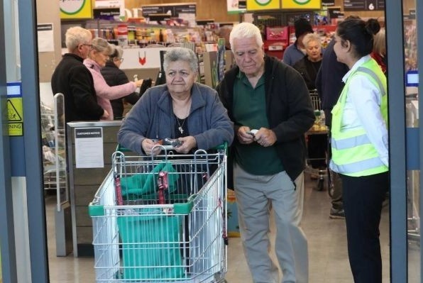 Nguoi gia Australia co 'gio vang' mua sam de tranh bi tranh gianh hinh anh