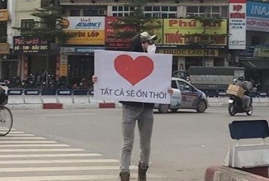 Chang Tay cam bien 'Tat ca se on thoi' giua duong pho Ha Noi hinh anh
