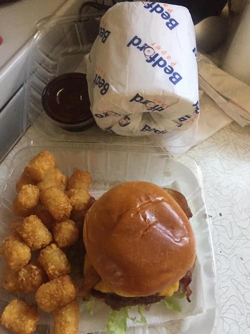 nha hang tang kem giay ve sinh anh 3