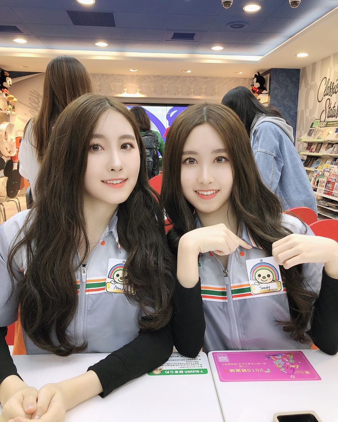 chi em song sinh noi tieng anh 3