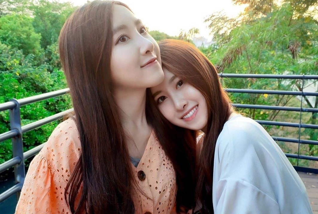 'Cap chi em song sinh dep nhat Dai Loan' khoe kha nang vu dao hinh anh