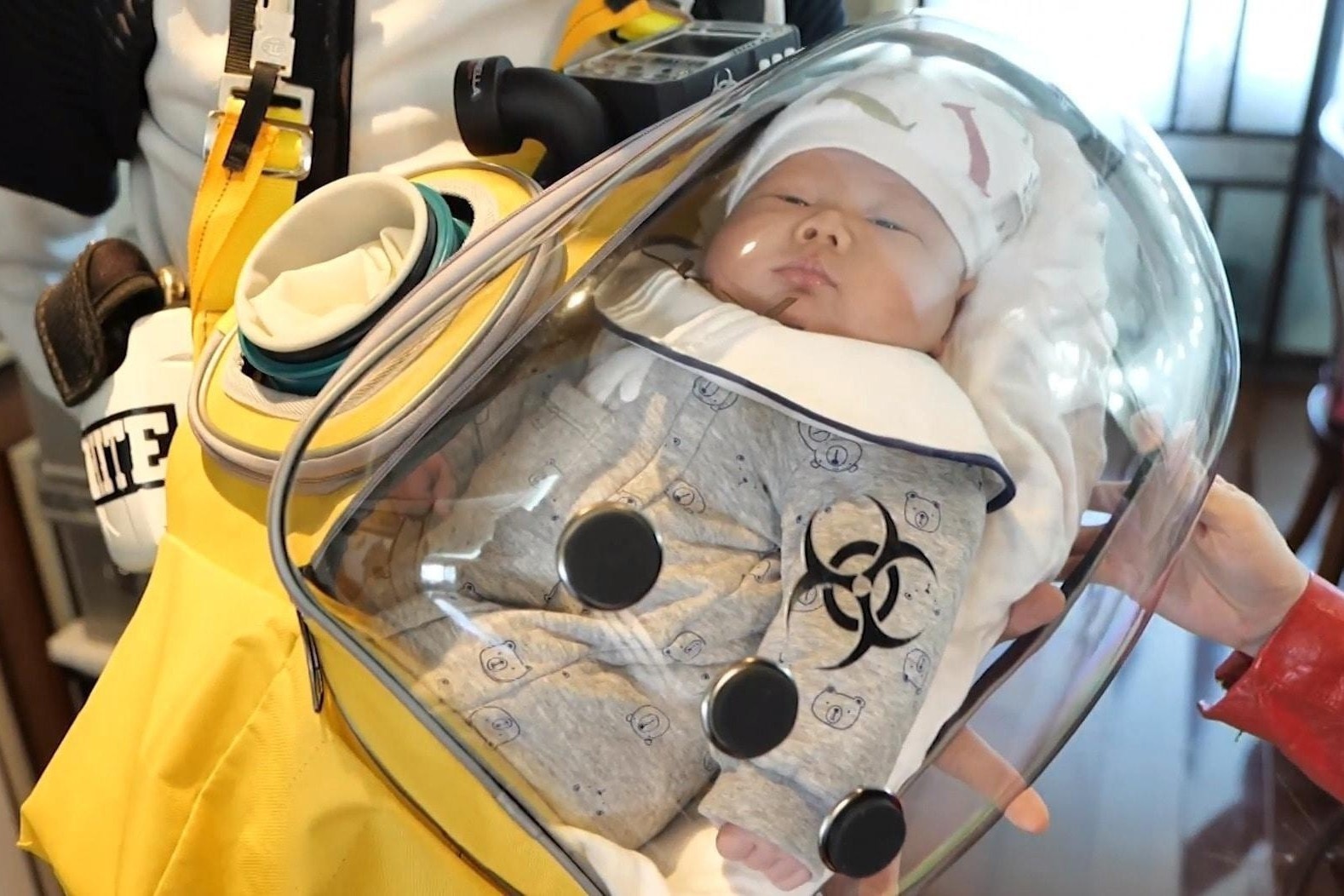 Ong bo sang che 'ken an toan' de dua con ra ngoai di dao mua dich hinh anh