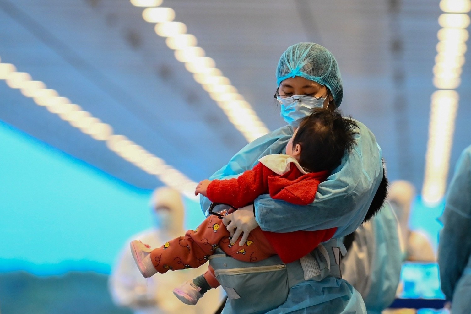 Nhan vien san bay Van Don don dong bao tro ve tu vung dich hinh anh