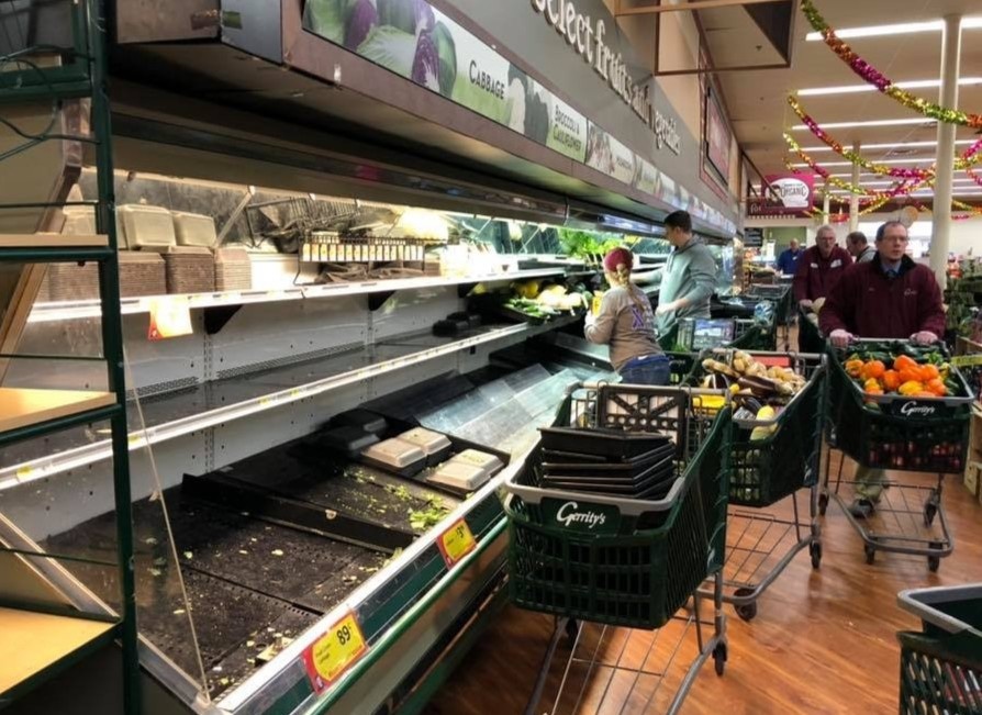 Sieu thi huy hang hoa tri gia 35.000 USD vi bi nguoi phu nu ho vao hinh anh