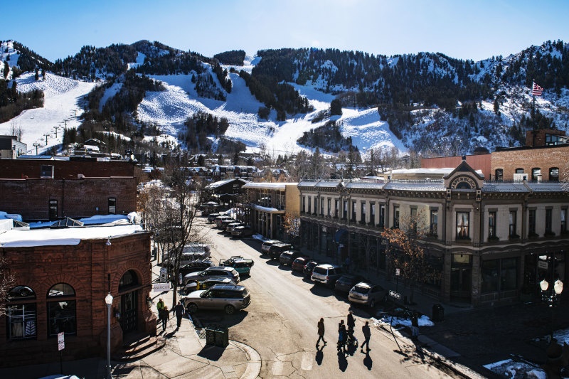 nhiem covid-19 van di nhieu noi anh 1