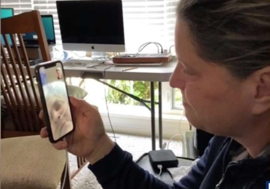 Y ta My giup benh nhan vinh biet con gai qua cuoc goi video hinh anh