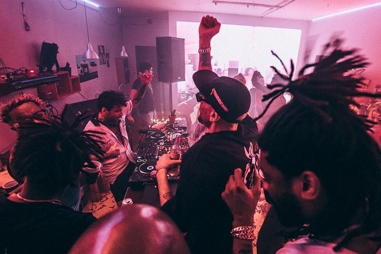 Bi bat vi to chuc 'tiec corona' cho gan 50 nguoi tai nha hinh anh