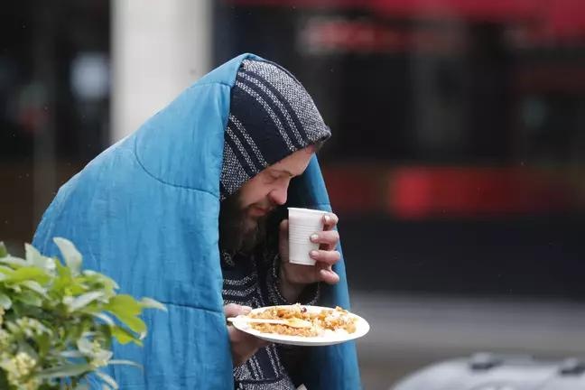 cho nguoi vo gia cu o khach san anh 1