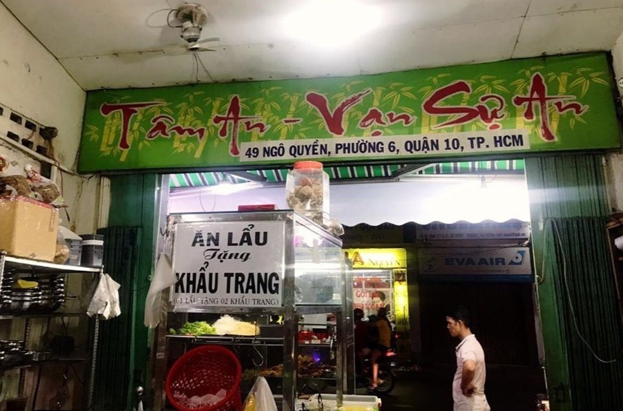 Quan com phat suat an mien phi cho nguoi ban ve so mat viec hinh anh