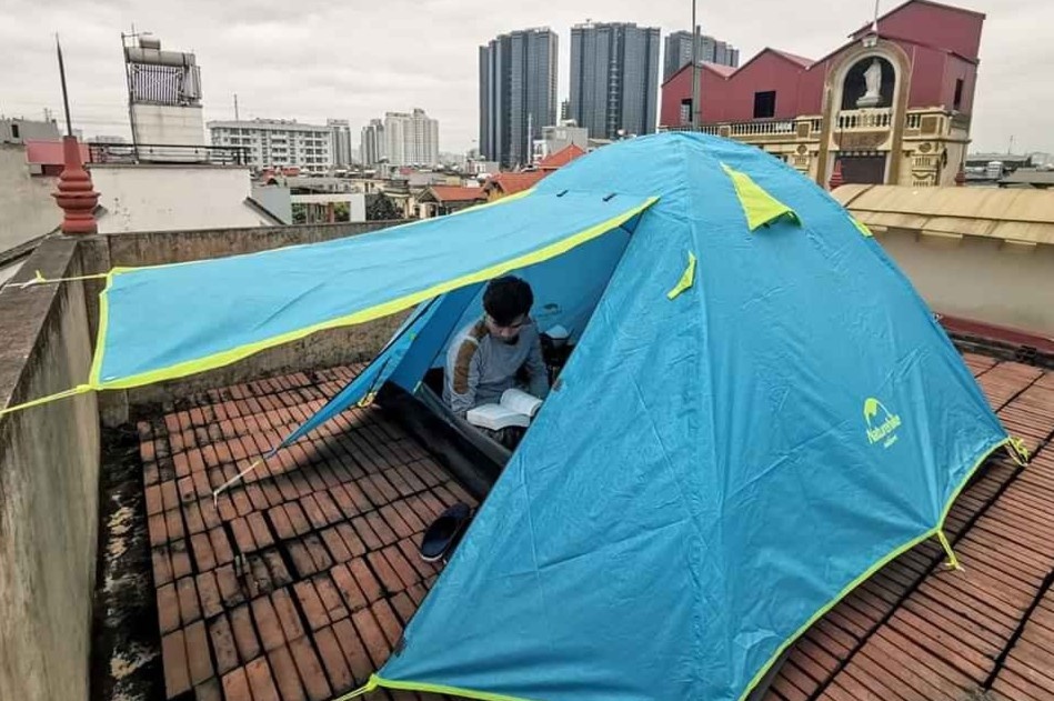 Cam trai trong nha, picnic tren ban cong nhung ngay cach ly xa hoi hinh anh