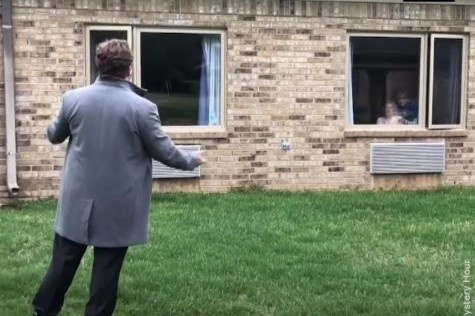 Hat nhac opera cho nguoi gia o vien duong lao phai cach ly hinh anh