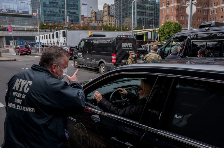 bac si chua covid19 mat nha anh 2