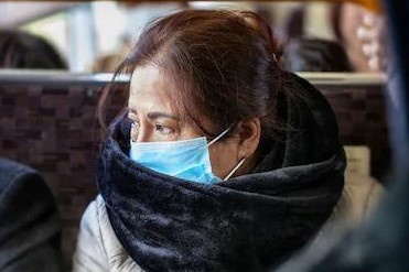 4 co gai miet thi, dung o danh nguoi phu nu chau A tren xe bus hinh anh