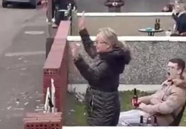 Co mot khu pho tiec tung mua dich nhung khong he bi chi trich hinh anh