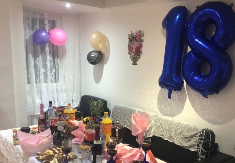 Phot lo lenh cach ly, bo me van to chuc sinh nhat 18 tuoi cho con gai hinh anh