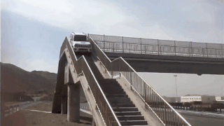 Lai oto len cau vuot di bo, tai xe noi 'mat tri' khi bi canh sat phat hinh anh