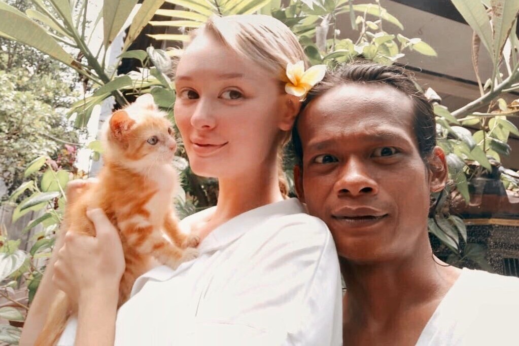 Khoanh khac tinh tu cua cap 'chong cu vo tien' sau gan 2 nam ket hon hinh anh