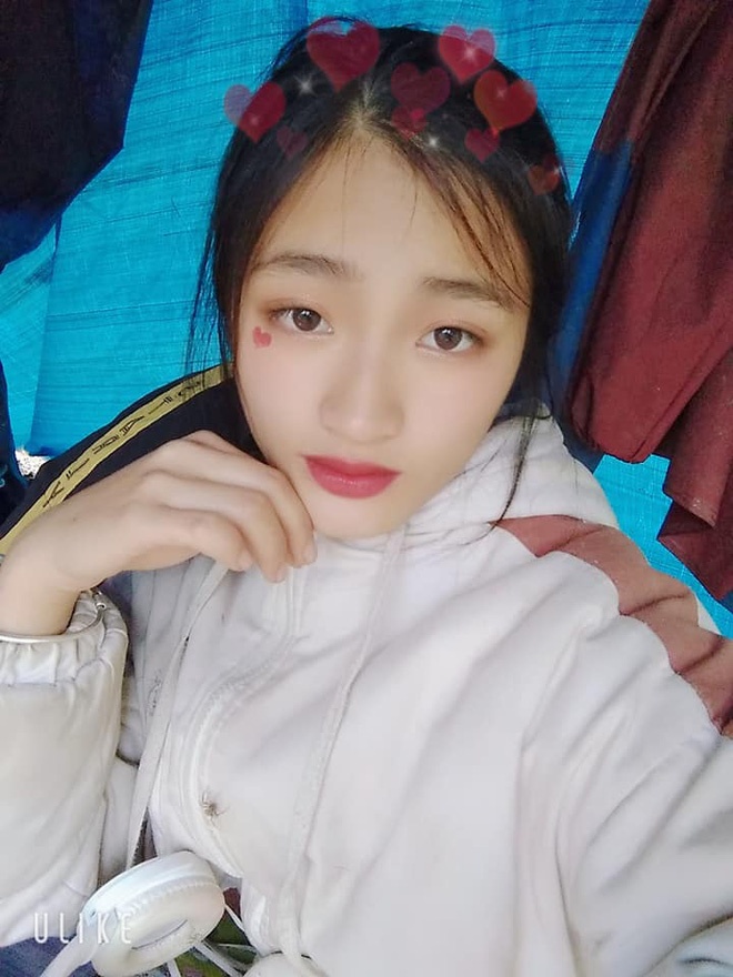 nu sinh dung lan hoc bai anh 5