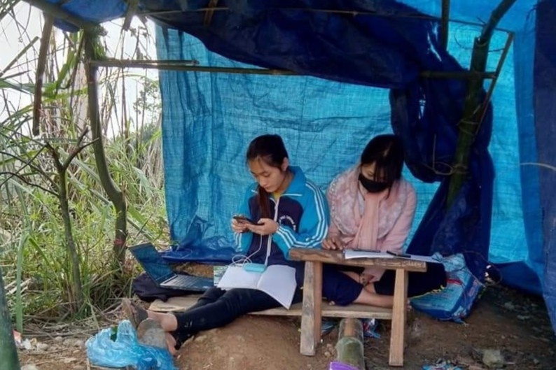 Co nu sinh DH Thuong mai phai dung lan tren doi, bat song hoc online hinh anh
