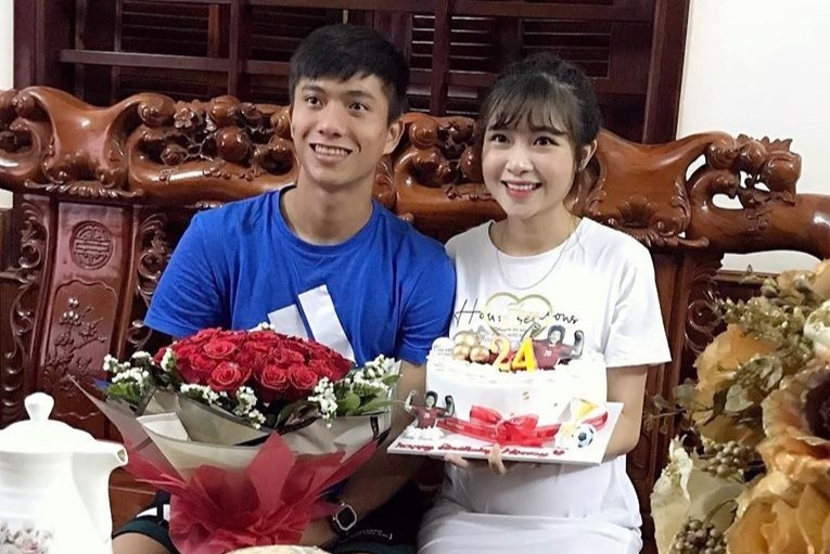 Vo Van Duc khoe bung bau, nhan sac rang ro trong sinh nhat chong hinh anh