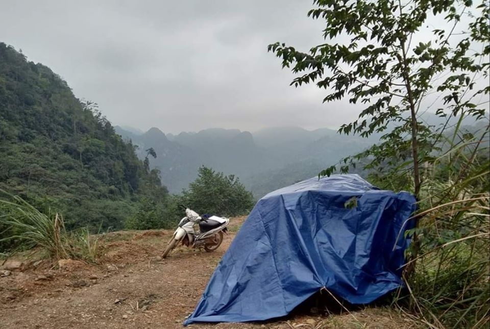 nu sinh dung lan hoc bai anh 4