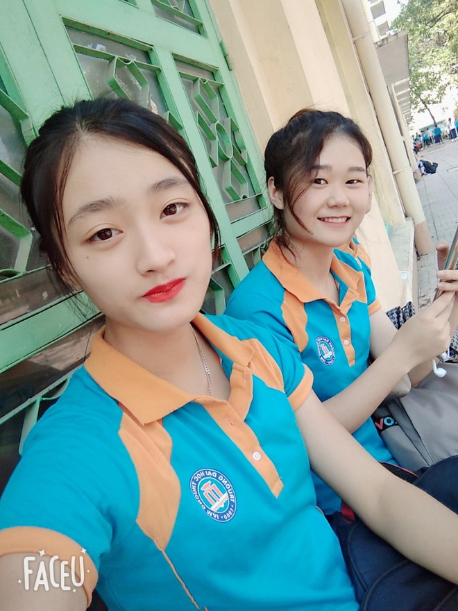 nu sinh dung lan hoc bai anh 6