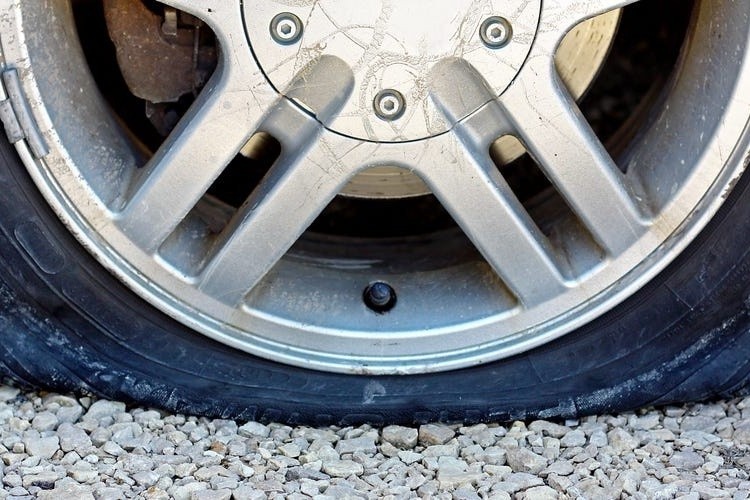 22 bac si tai New York phat hien xe bi rach lop sau ca lam viec hinh anh