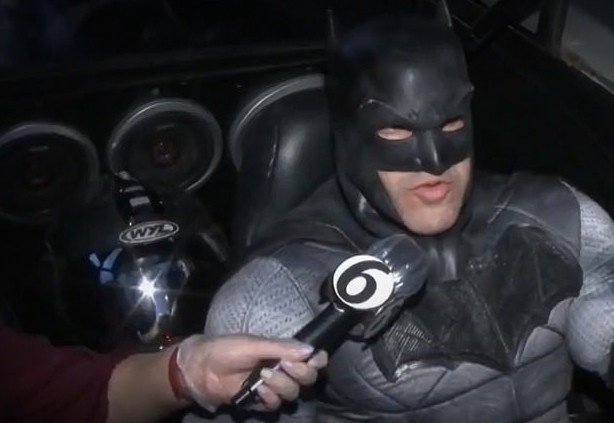 Batman dieu hanh tren pho keu goi nguoi dan o nha hinh anh