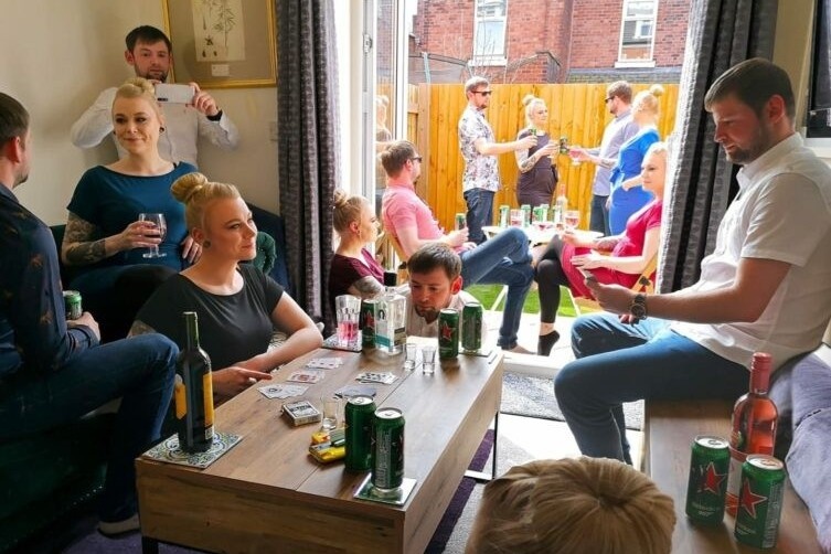 'Tiec tung' dong nguoi nhung cap vo chong lai duoc dan mang khen ngoi hinh anh