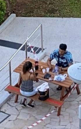 bị phạt tiền vì hôn nhau mùa dịch ảnh 1 bi phat tien vi hon nhau mua dich anh 1