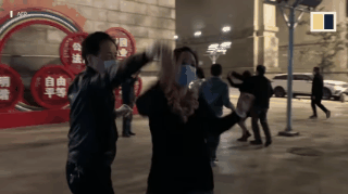 Quang truong tap nap nguoi khieu vu o Vu Han sau phong toa hinh anh