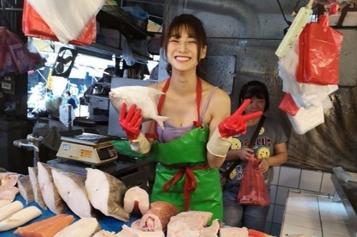 'Hot girl ban ca' doi doi, thanh nguoi mau sau buc anh chup len o cho hinh anh