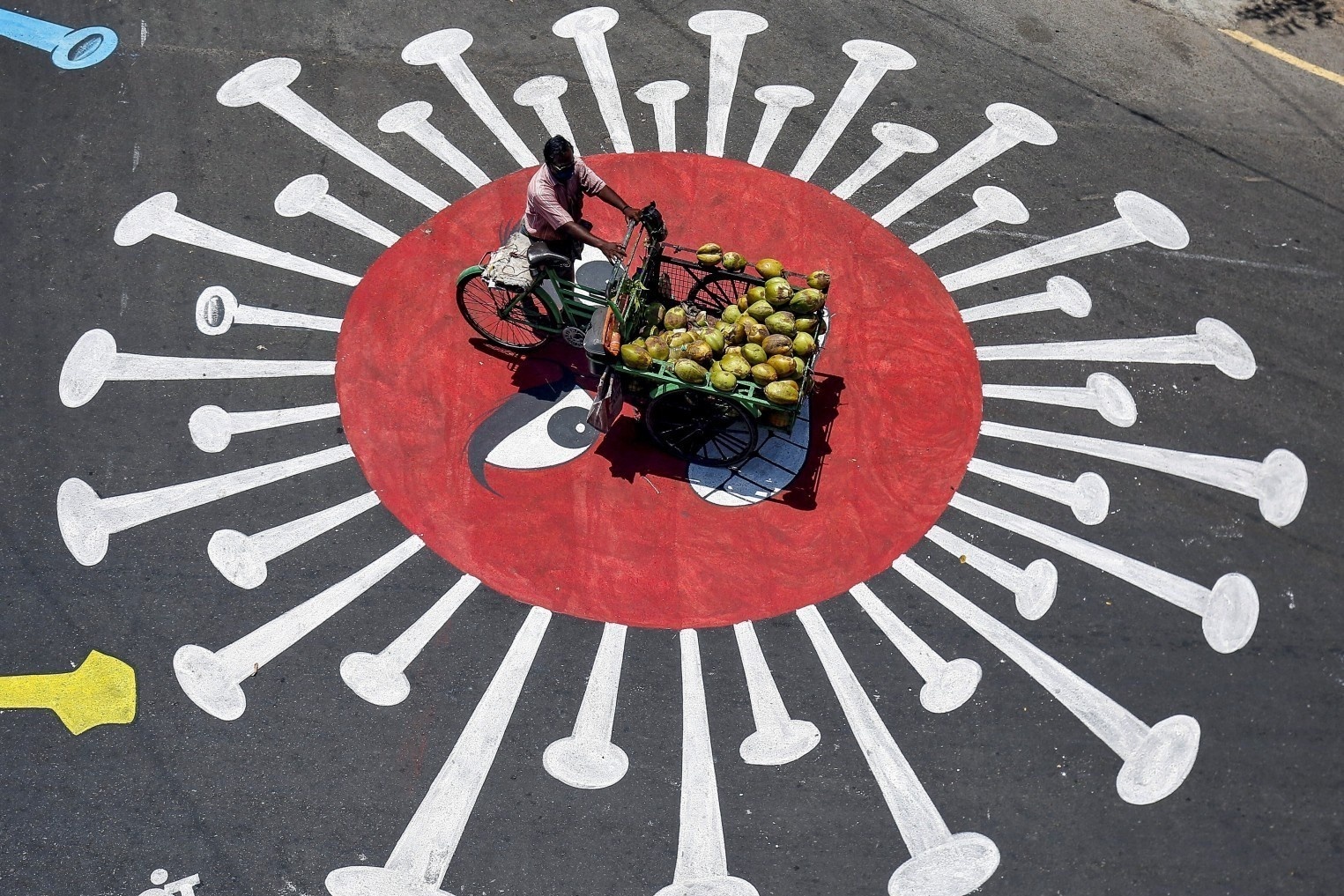 Hy vong vuot qua dich benh tren tung mang tuong, con pho khap the gioi hinh anh