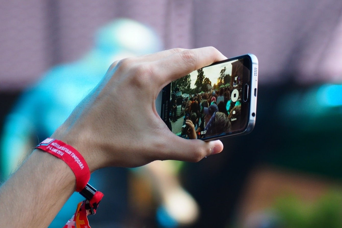 'Vi sao quay phim ke cuong buc phu nu lang thang ma khong can thiep?' hinh anh