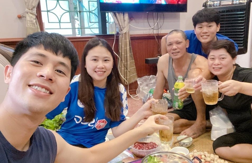 Ban gai va gia dinh hat mung sinh nhat Dinh Trong hinh anh