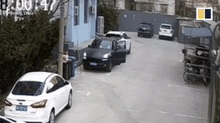 Nu bac si cap cuu nguoi dan ong nga guc giua duong hinh anh