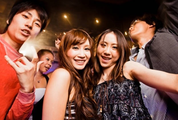 Tokyo vao tinh trang khan cap, dan van den chat quan bar, nha hang hinh anh