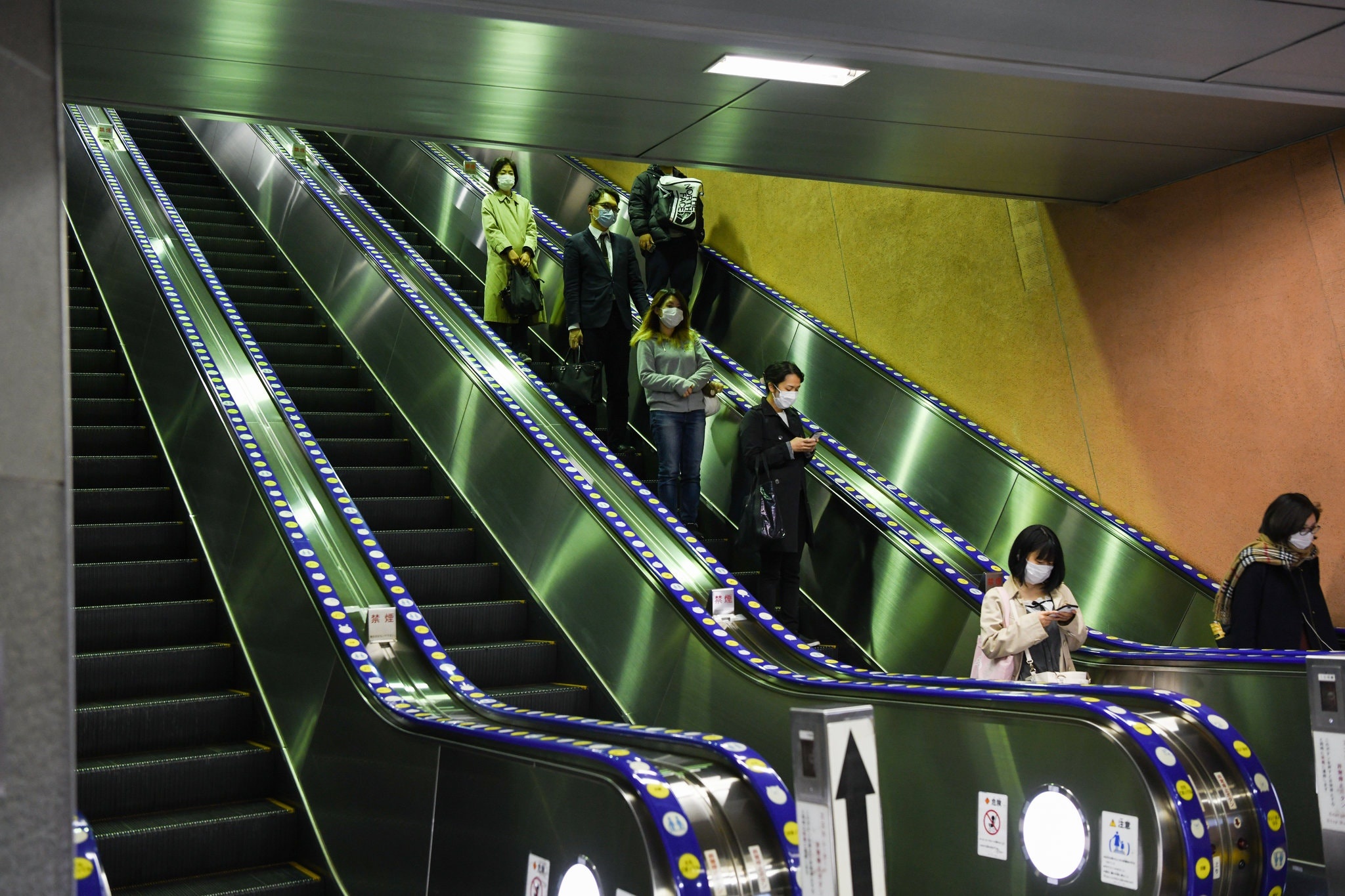 nguoi Tokyo di bar mua dich anh 4