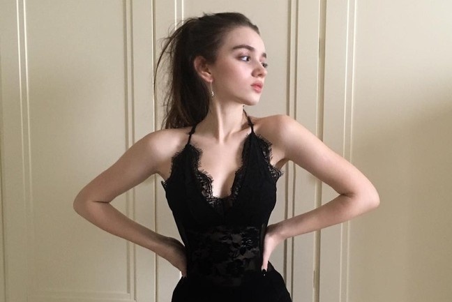 Co gai Nga noi tieng mang voi vong eo con kien nam 15 tuoi hinh anh