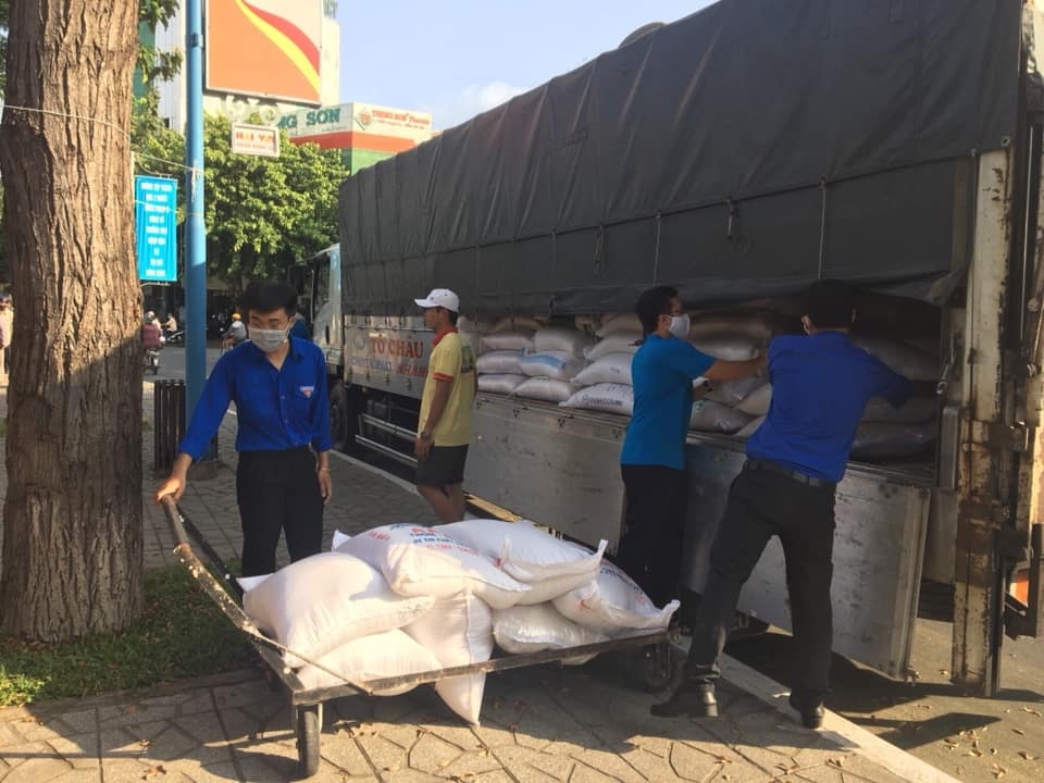 co gai bi duoi khoi cay ATM gao anh 3