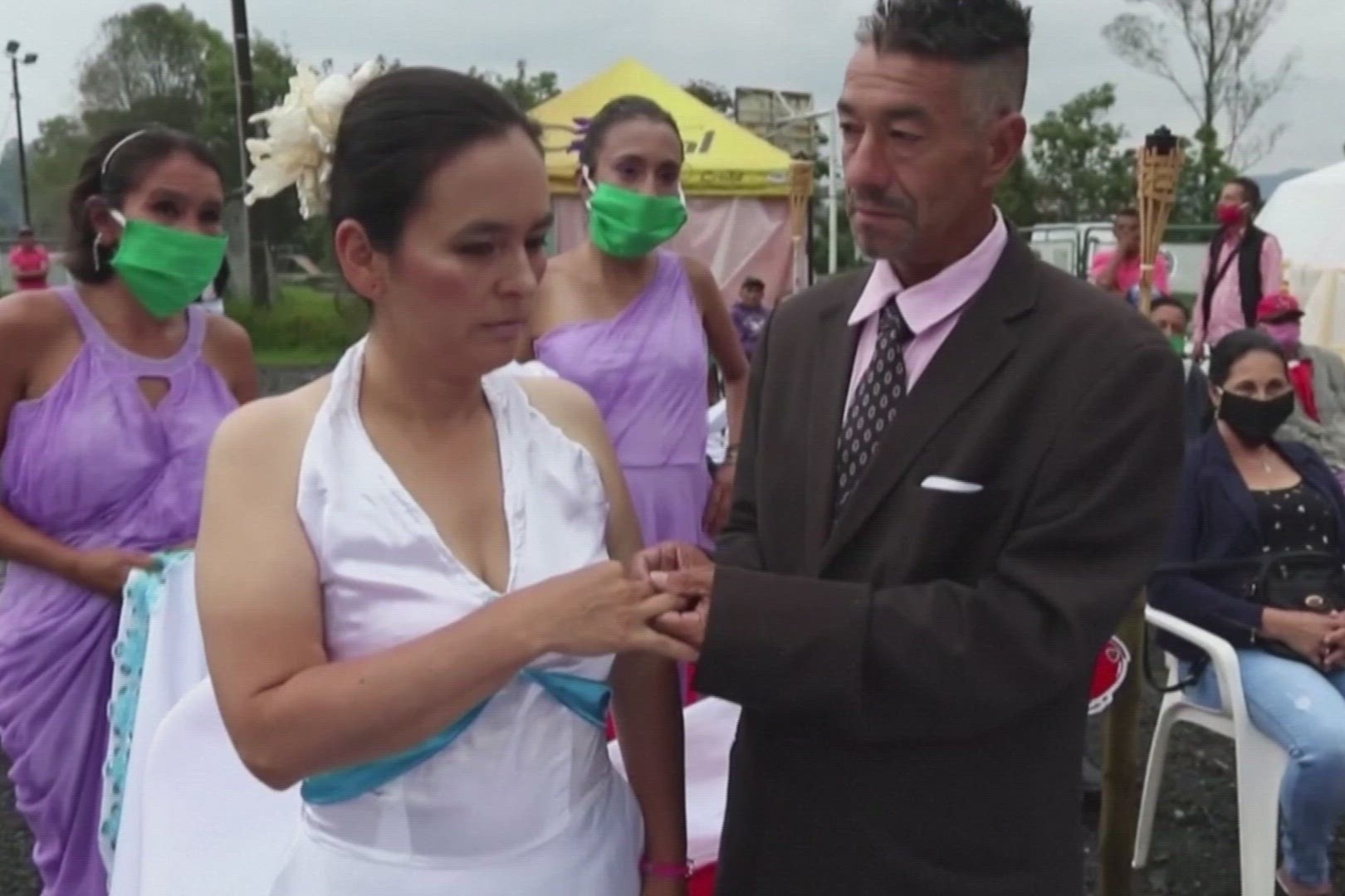 Yeu va cuoi sau 1 thang quen nhau o khu tranh dich hinh anh