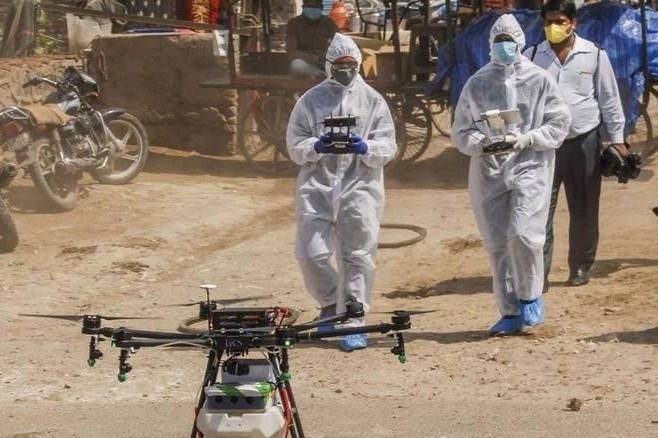 Bac si An Do dung drone phun thuoc khu trung tren cao hinh anh