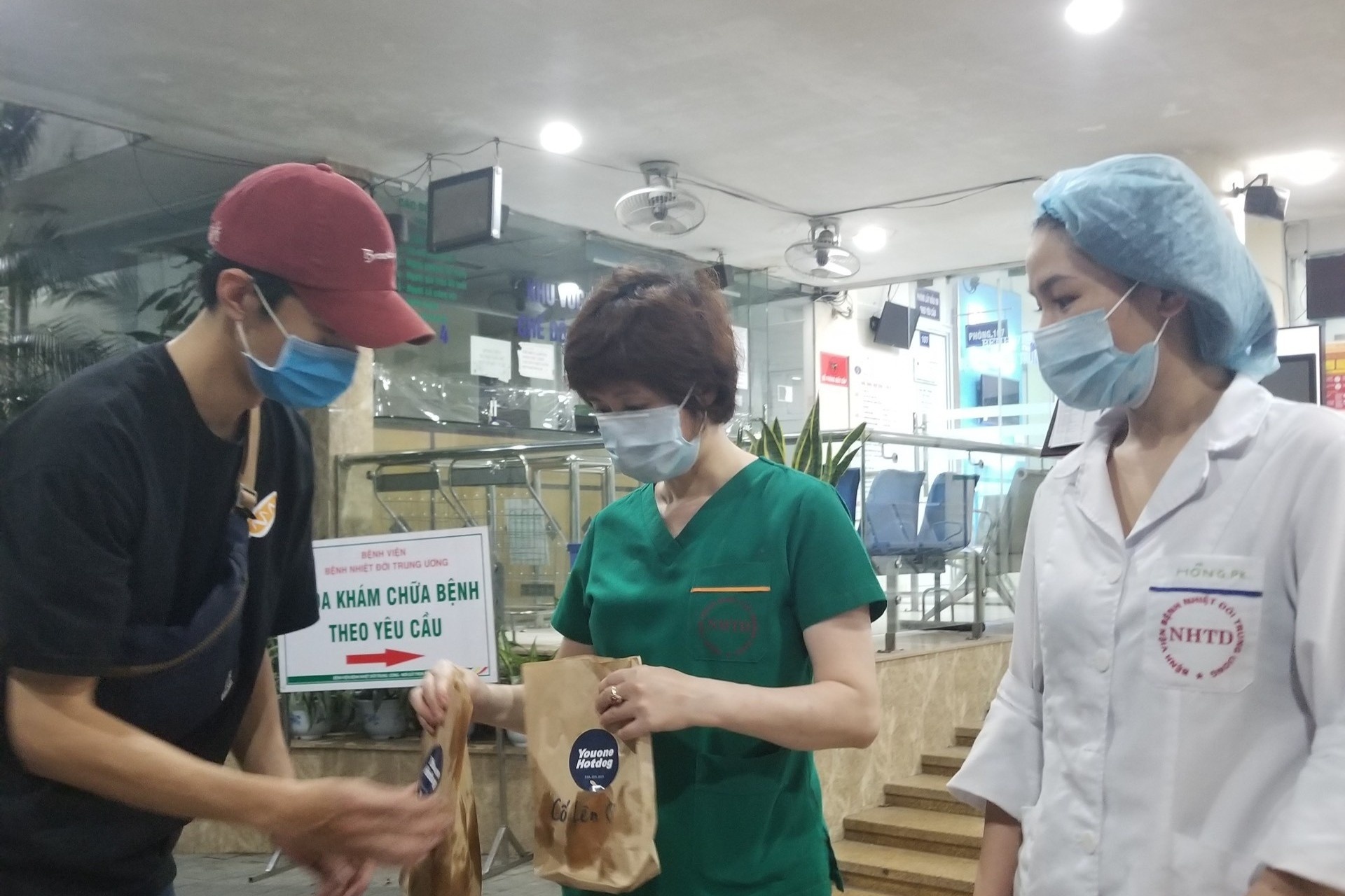 Chang trai Han Quoc tang 400 chiec hotdog cho y bac si tai Viet Nam hinh anh