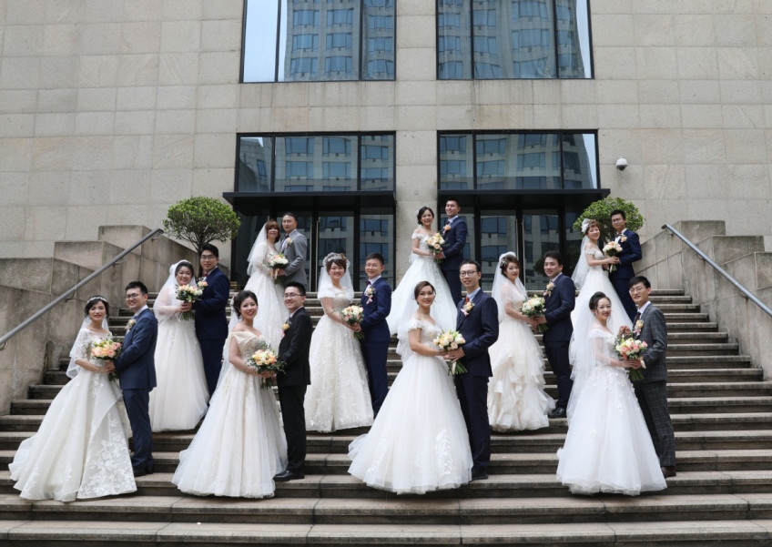 dam cuoi tap the cua nhan vien y te anh 1