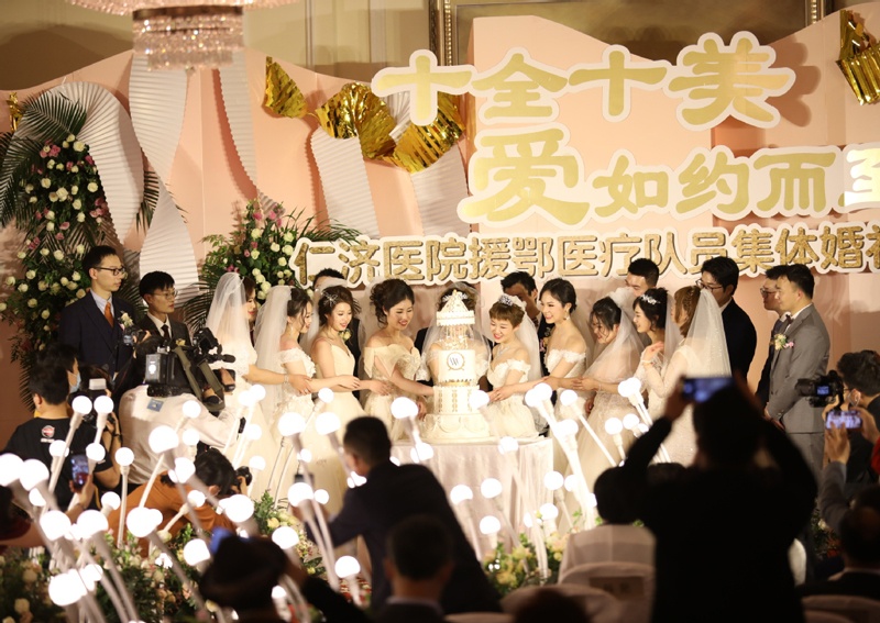 dam cuoi tap the cua nhan vien y te anh 2