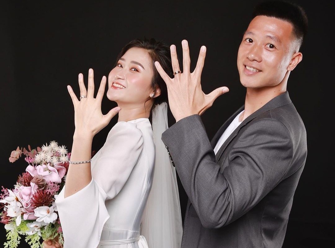 Cau thu Huy Hung va ban gai khoe anh cuoi lang man hinh anh